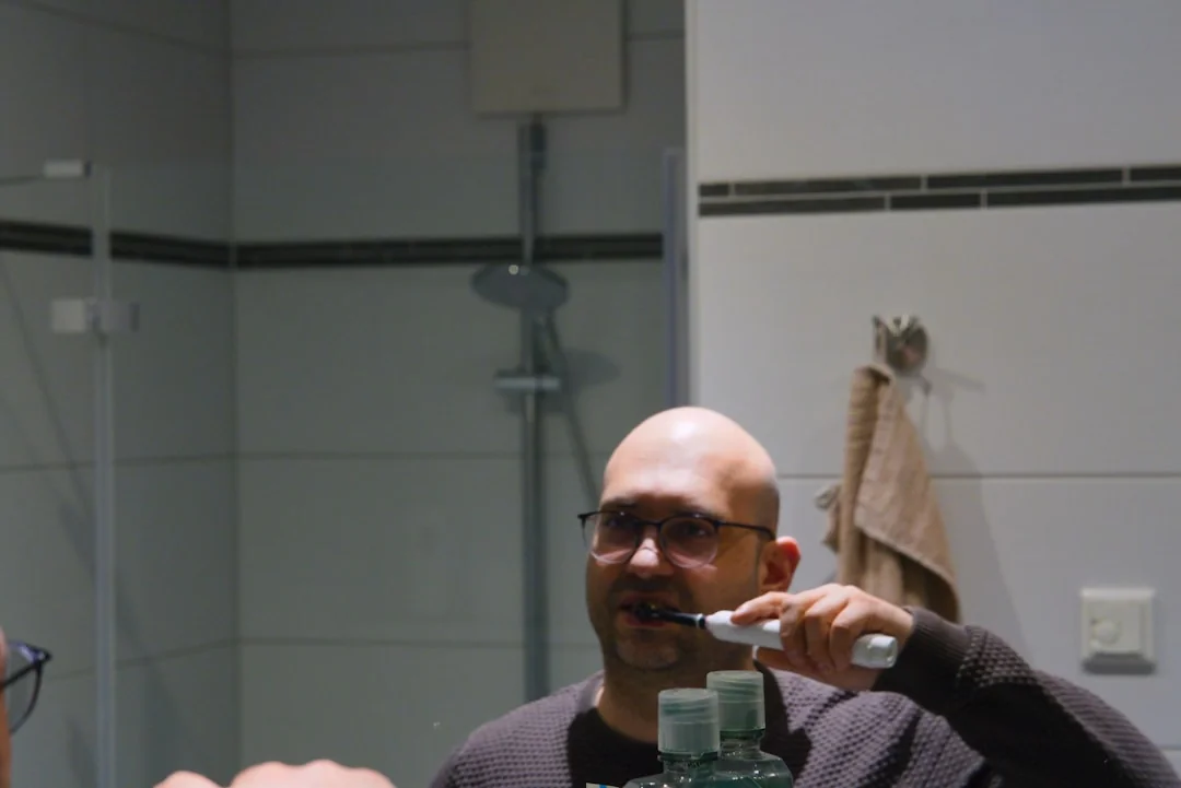 Des laveurs de vitres en hauteur, équipés de protections, nettoient la façade d’un gratte-ciel.
